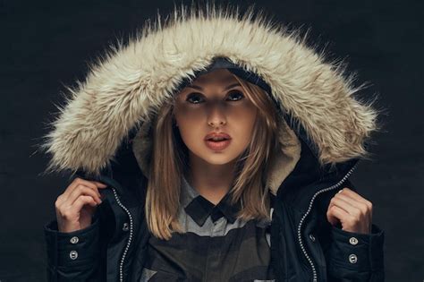 Portrait D Une Fille Blonde Sensuelle Dans Une Veste D Hiver Et Une Capuche En Fourrure Debout