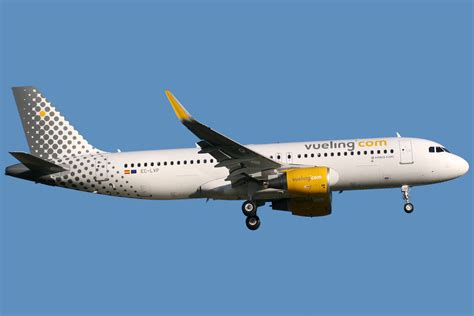 File:Airbus A320-214(WL) Vueling EC-LVP (8747385469).jpg - Wikimedia ...