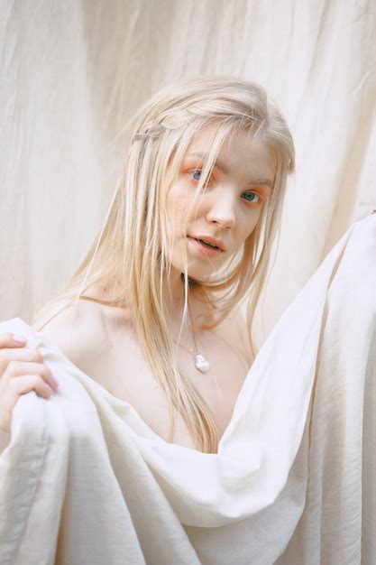 Portrait De La Belle Femme Blonde Posant Photo Gratuite