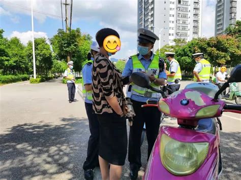 所有电动自行车驾乘人员，安全头盔要戴好，否则交警蜀黍会紧“盯”你 澎湃号·政务 澎湃新闻 The Paper