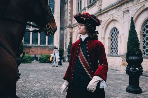 Joe Alwyn on The Favourite and Making a Unique Period Film | Collider