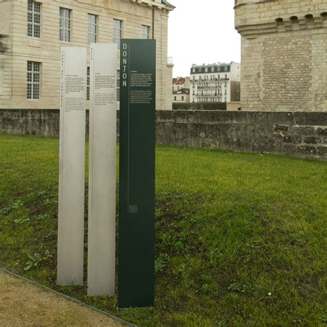 Totem di segnalazione THE VINCENNES CASTLE Empreinte signalétique