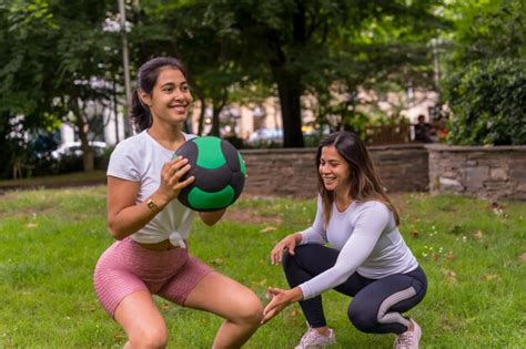 Chica Latina Haciendo Deporte En Un Parque Verde Estilo De Vida Una Vida Sana Profesor Atento