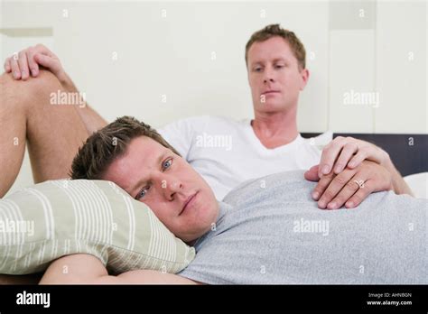 Deux hommes gay au lit Banque de photographies et dimages à haute résolution Alamy