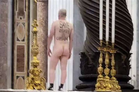 Man Strips Off To Naked Protest Over Ukraine At Sacred St Peter S Basilica Altar Daily Star