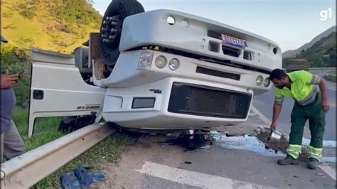 VÍDEO Motorista perde controle de carreta em curva e tomba na BR 101