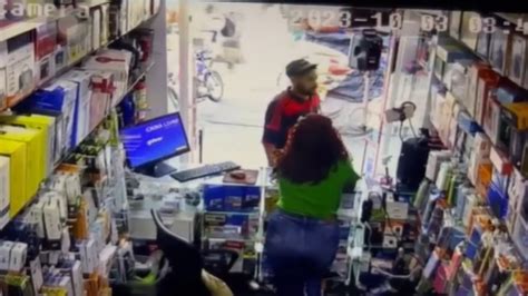 VÍDEO Homem se passa por cliente e assalta loja de celulares no