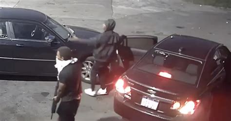 Video Detroit Police Seek 2 Suspects 1 Armed With Ar 15 In Carjacking