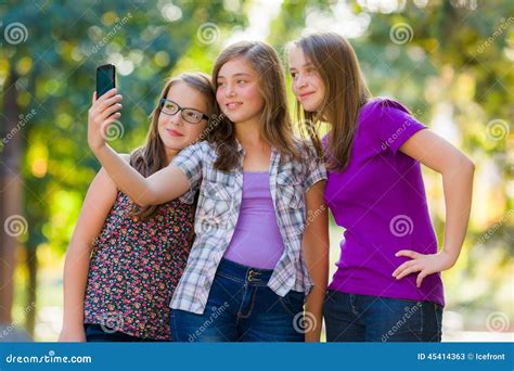 Adolescentes Prenant Le Selfie Image Stock Image Du Trois Coli Res