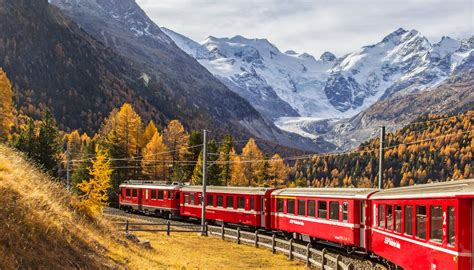 A Bordo Del Trenino Rosso Del Bernina Per Ammirare Il Foliage