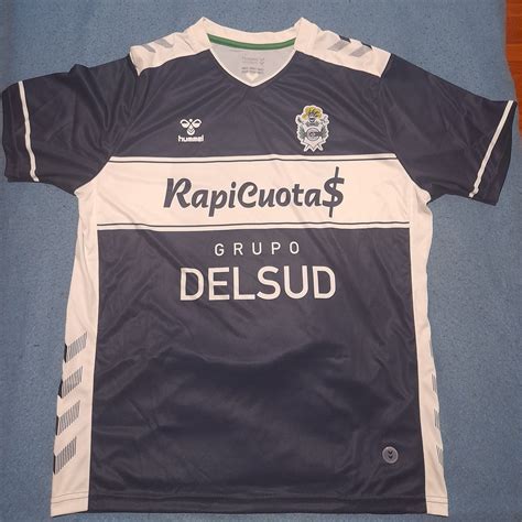 Gimnasia y Esgrima Weg Fußball-Trikots 2021 - 2022. Sponsored by RapiCuota$