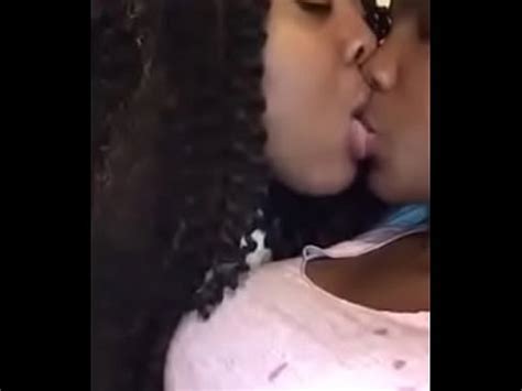 Lesbianas de ébano besándose XVIDEOS