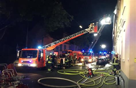 Kerze Kippt Um Dachstuhl Steht Lichterloh In Flammen Feuerwehr