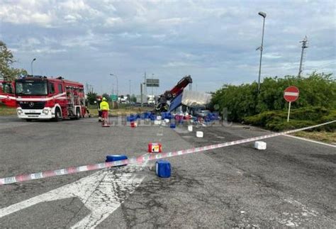 Incidente Sull A21 A Piacenza Camion Con Acido Travolge Un Auto Un