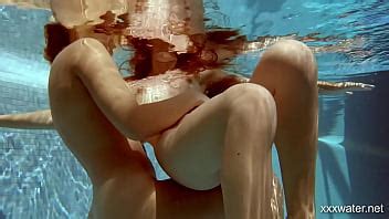 En La Piscina Cubierta Dos Chicas Impresionantes Nadan XVIDEOS