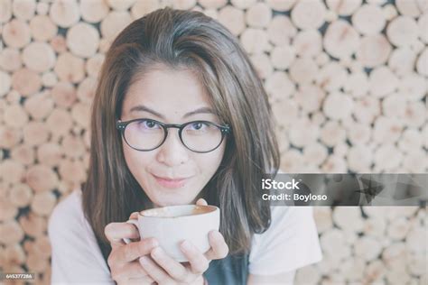 Potret Close Up Wanita Asia Minum Kopi Panas Di Toko Kafe Foto Stok