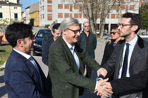 Forl Vittorio Sgarbi In Visita Alla Mostra Sull Art D Co