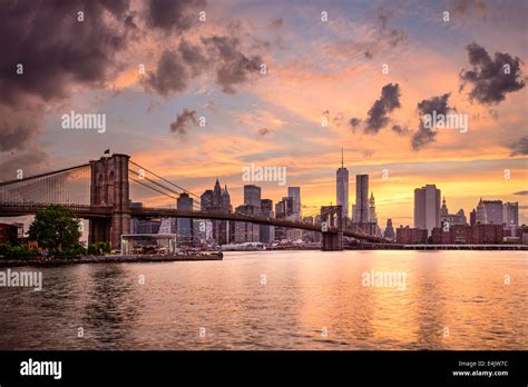 Skyline Von New York City Usa Bei Sonnenuntergang Stockfotografie Alamy