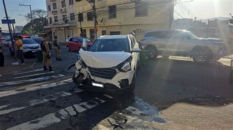 Motorista Passa Mal Ao Volante E Causa Acidente Outros Dois Carros