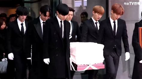 Grieving K Pop Stars Get Together To Carry Shinees Jonghyun To Funeral