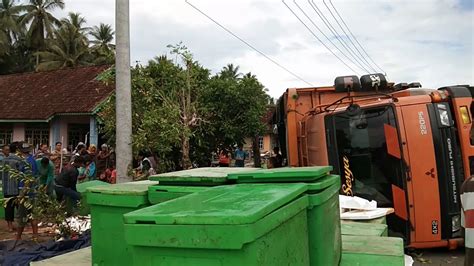 Truk Pengangkut Udang Terbalik Youtube