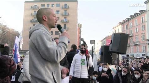 No Vax In Piazza A Roma Vaccinazisti Gi Dalle Poltrone E