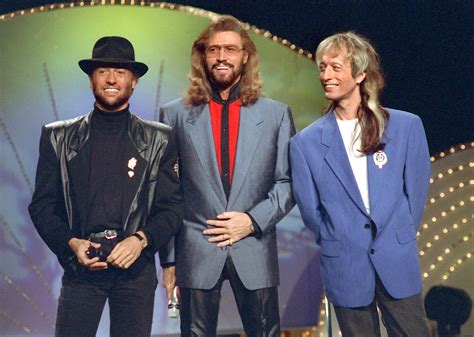 Barry Gibb Signs Record Deal For First Solo Album In 32 Years - Smooth