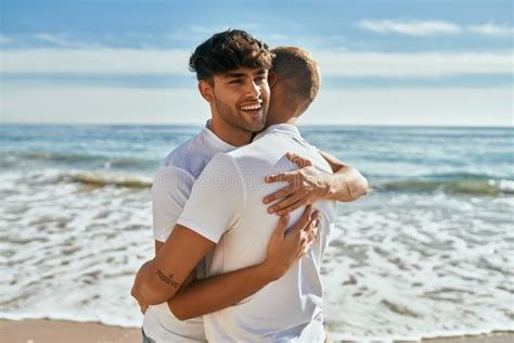 Joven Pareja Gay Sonriendo Feliz Abrazando En La Playa Foto De Archivo Imagen De Lazo Retrato