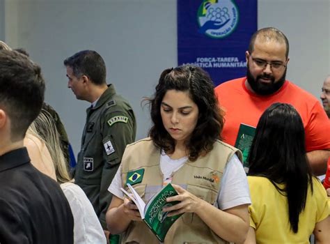 Livro Sobre Opera O Acolhida Lan Ado A Presen A De Autoridades