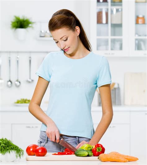 Jeunes Couples Faisant Cuire Dans La Cuisine Ensemble Image Stock Image Du Recette Ménage