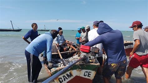 Chegada Das Canoas De Pesca Muito Peixe Venda E Compra Na Praia De