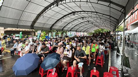 影下雨了！青鳥重返立院第3天 舞台前搭遮雨棚號稱2千人到場