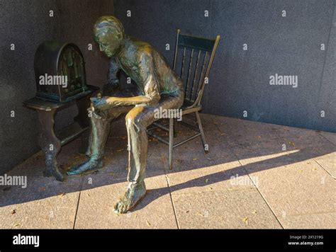 Bronze sculptures at the Franklin Delano Roosevelt Memorial ...