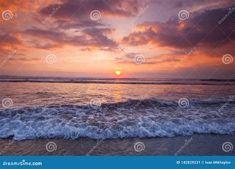 Playa De Bali De La Forma De La Puesta Del Sol Que Sorprende Imagen De