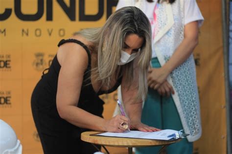 Prefeita Karla Pimentel assina ordem de serviço para reformar Centro de