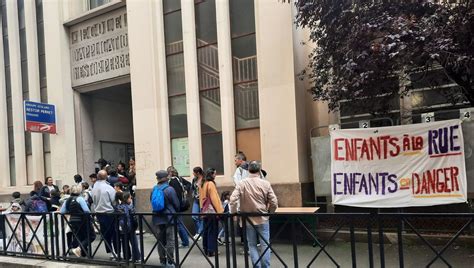 Manifestation de soutien aux sans abri devant l école Nestor Perret à