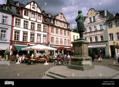 Deutschland-Koblenz-Altstadt mit Gebäuden Cafés und Statue von Johannes ...