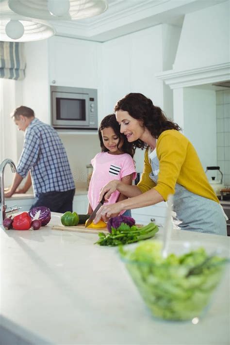 Junge Und Mädchen Gemüse in Der Küche Hacken Stockfoto Bild von