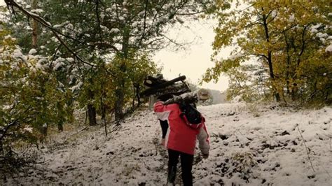 VIDEO Potresna priča iz BiH Suprug joj je bolestan Esada na leđima