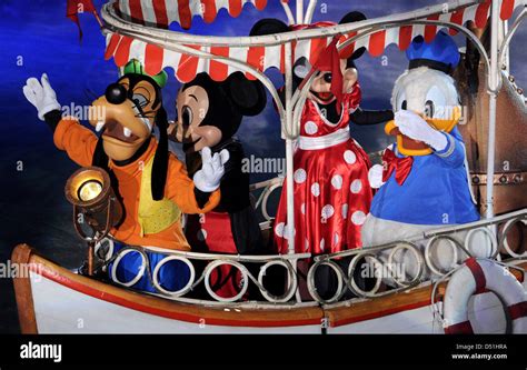 Donald Duck Disney On Ice Hi Res Stock Photography And Images Alamy