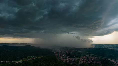 Imagini Cu Pr P Dul Din Re Ita Dup O Rupere De Nori Meteorologii Vin