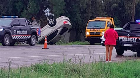 Una mujer perdió el control de su auto y protagonizó un violento vuelco