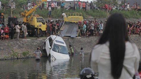 Kecelakaan Tunggal Mobil Terjun Ke Sungai Di Taman Pancing Denpasar