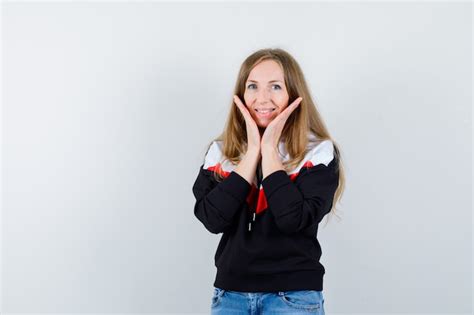 Junge Blonde Frau In Einer Jacke Und In Jeans Kostenlose Foto