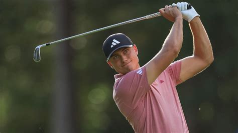 Ludvig Aberg posts 6 under, takes 2-shot lead at Wentworth - ESPN