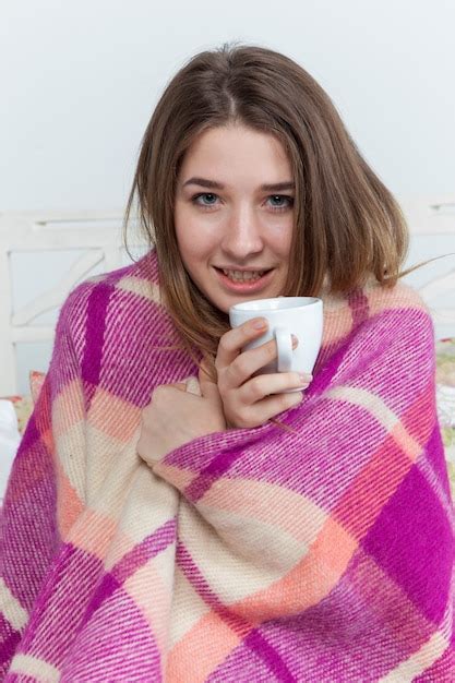 Mujer Enferma Cubierta Con Una Manta Sosteniendo Una Taza De T Foto