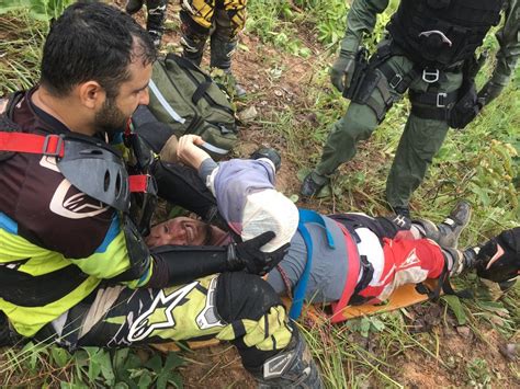 Motociclista se acidenta durante trilha em MT e é resgatado de mata em