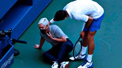 Descalificaron A Djokovic Del Us Open Por Pegarle Un Pelotazo A Una