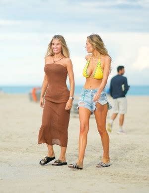 Chloe Sims et Hannah Palmer en bikini à Miami Beach 12 février 2023