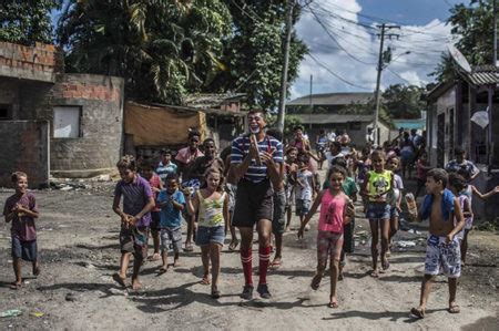 Projeto De Olho no Duto do Instituto Eslipa leva arte do palhaço e